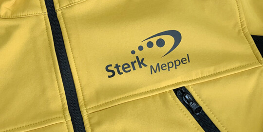 drukkerij kleen Meppel ontwerp ontwerpbureau relatiegeschenken reclame jassen softshell textieldruk